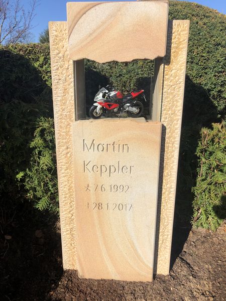 Referenz 1 – Urnengrab